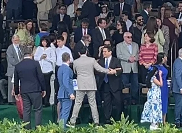 Ministro Jorge Messias cumprimenta o presidente do Senado, Davi Alcolumbre - Metrópoles