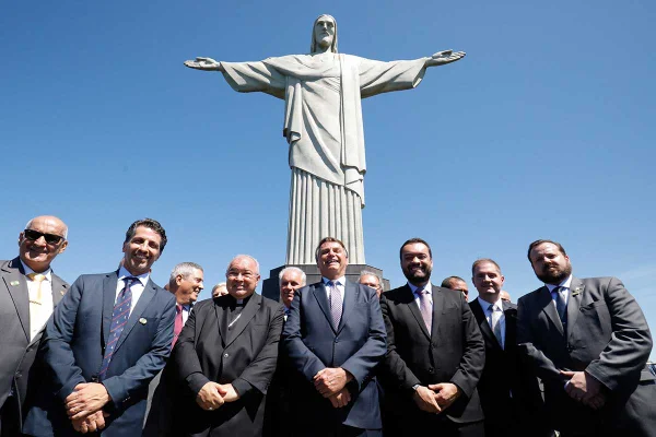 Bolsonaro e autoridades em Cerimônia de Assinatura de Protocolo de Intenções entre a Arquidiocese do Rio de Janeiro e o ICMBio e de Acordo para a Regularização Fundiária do Complexo da Maré e da Comunidade Parque Alegria - Metrópoles