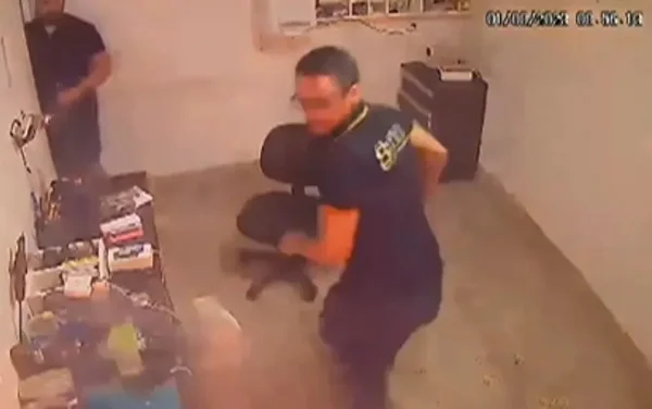 imagem colorida celular explode em loja de manutenção goias