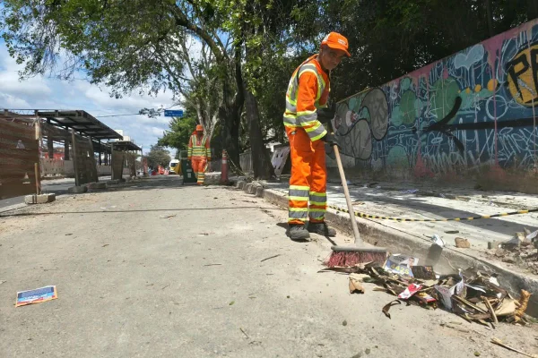 Quantidade de santinhos "desespera" varredor de rua e marca 1º turno em SP - Metrópoles