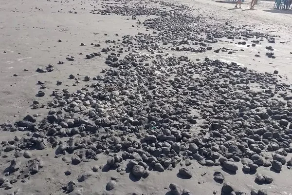 Bolas escuras se acumulam em praia de Peruíbe, no litoral de São Paulo