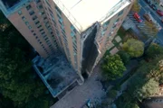 Os bombeiros estão usando cães farejedores e drones para verificar se houve algum ferido ou alguém preso entre os escombros
