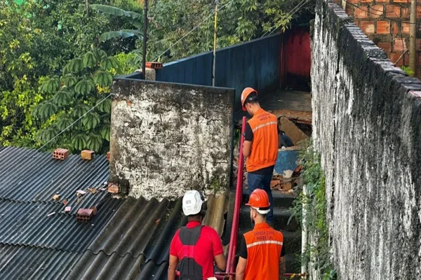AL: casa desaba e deixa cinco pessoas presas dentro do imóvel