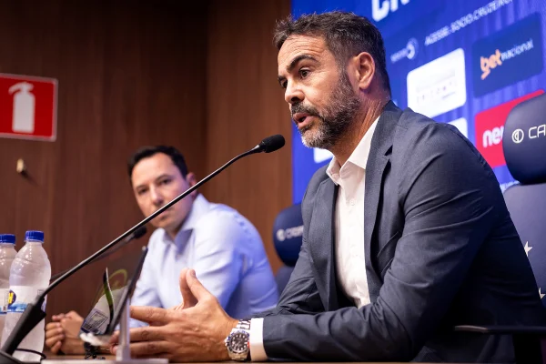 Artur Jorge fala sobre “abaixar o ego” em apresentação no Cruzeiro