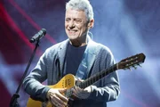 Chico Buarque posa sorridente durante show