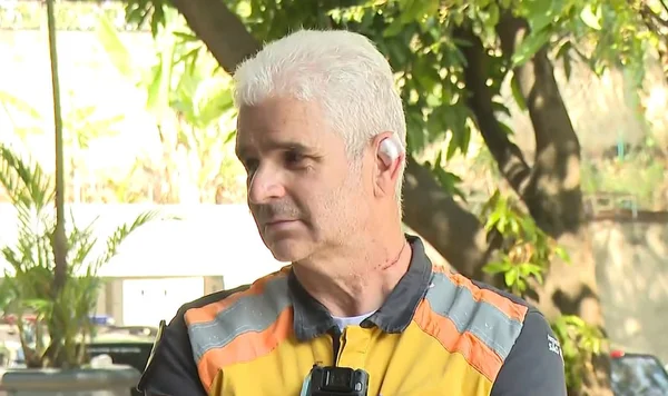 Imagem colorida de homem grisalho com bandagem na orelha e corte no pescoço - Metrópoles