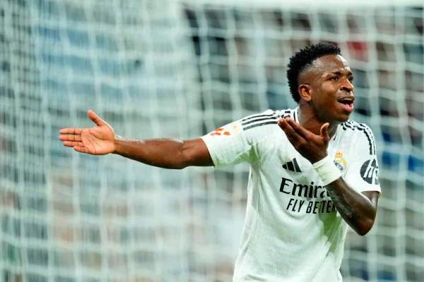 Vinicius Juniordo Real Madrid protesta com arbitragem / Metrópoles