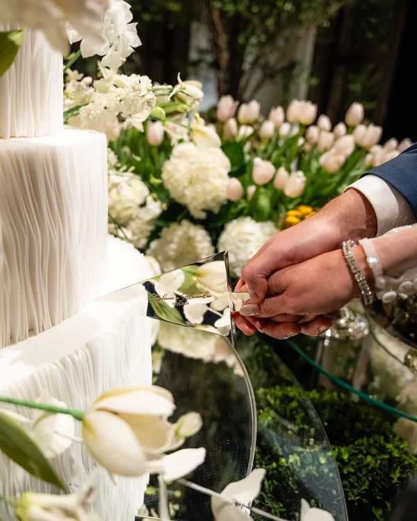 Imagem colorida do momento do corte do bolo casamento