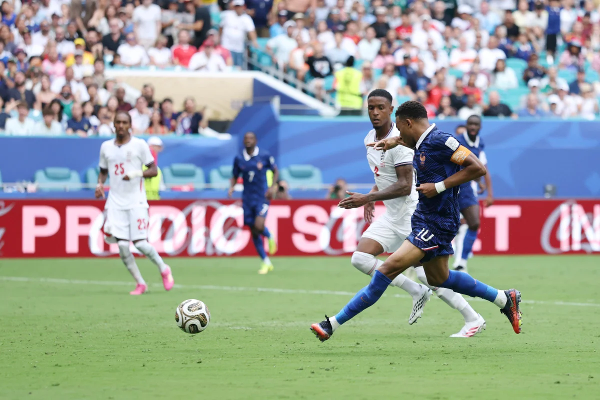 Mbappé marcou dois contra Inglaterra Mbappé marcou dois contra Inglaterra