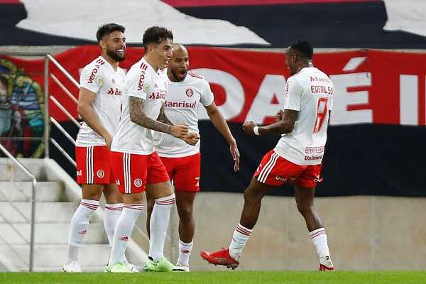Com três de Yuri Alberto, Inter massacra o Flamengo e “acorda” no Brasileirão