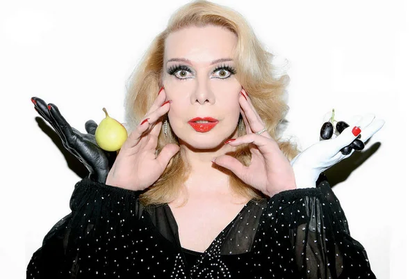 Morre a atriz Rogéria aos 74 anos no Rio de Janeiro