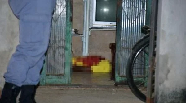 Imagem colorida de corpo da vítima no chão - Metrópoles