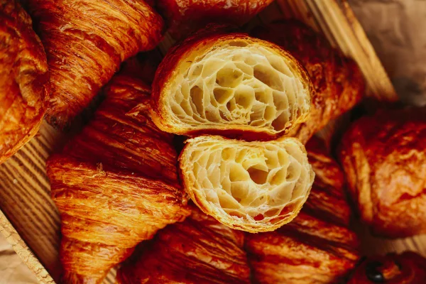 croissants inteiros e um partido no meio