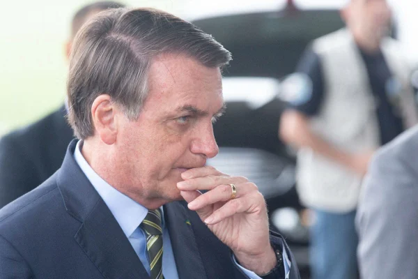 Bolsonaro comenta pronunciamento do dia 24/3 durante coletiva no Alvorada