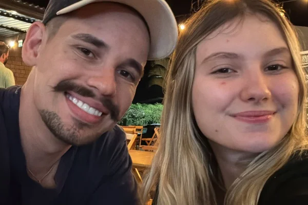 Foto colorida de Isabel Veloso e o marido, Lucas Borbas - Metrópoles