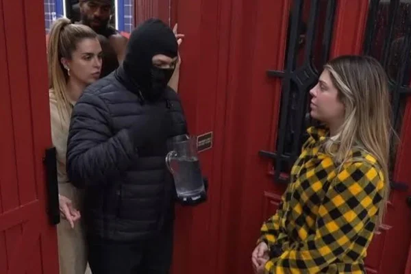 A Fazenda 18: Ana Bruna joga água em Monica durante briga e produção reage - Metrópoles