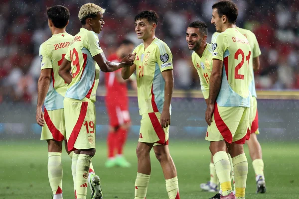 Pedri, da Espanha, comemora o sexto gol de sua equipe com seu companheiro de equipe Lamine Yamal durante a partida das eliminatórias da Copa do Mundo da FIFA 2026 entre Turquia e Espanha no Estádio Metropolitano de Konya em 7 de setembro de 2025 em Konya, Turquia.