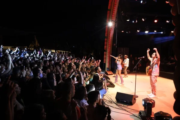 Melim e 3030 animam público em primeiro Luau do Na Praia