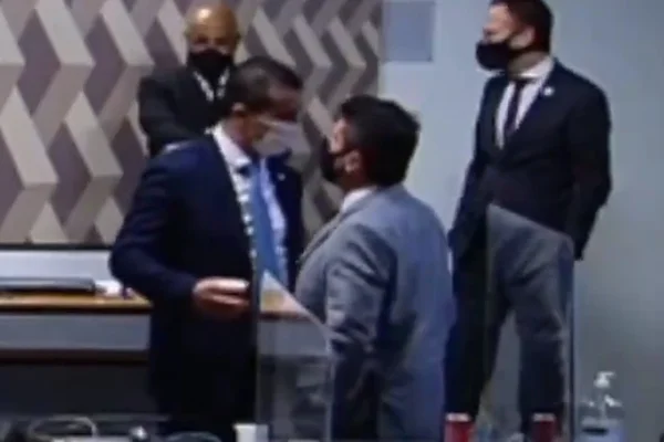 Vídeo: Marcos do Val dá “ombrada” em Luis Miranda e senadores separam
