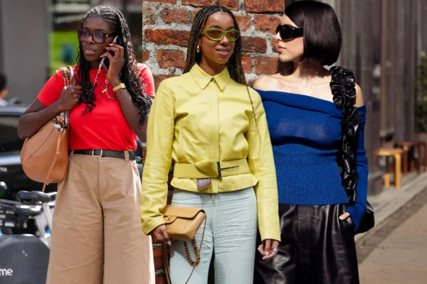 A imagem consiste em uma montagem de três mulheres vestindo cores primárias nos looks - Metrópoles