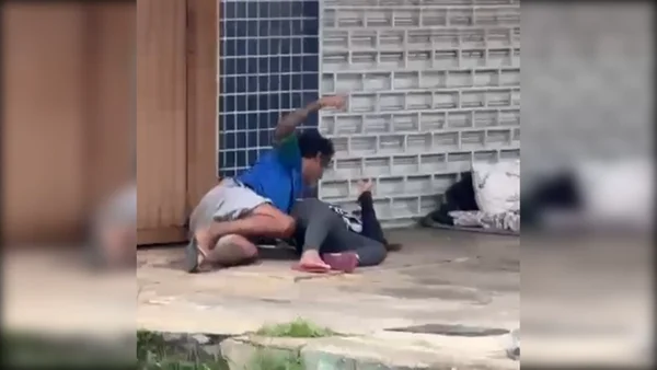 Homem agredindo mulher com soco - Metrópoles