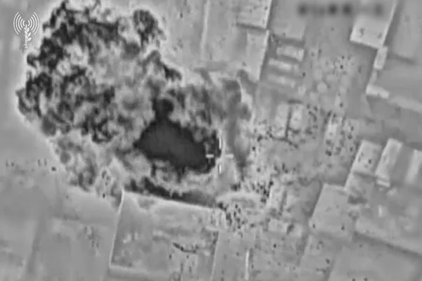 Captura de tela mostra momento de bombardeio de Israel no Líbano - Metrópoles