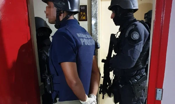 policiais armados