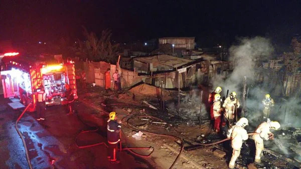 Incêndio atinge três barracos na Estrutural