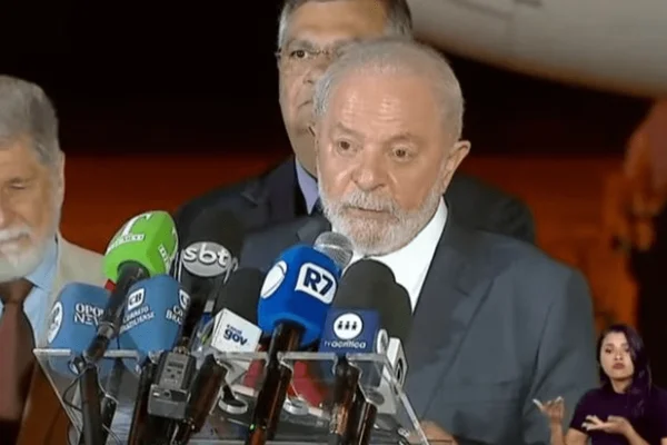 Foto colorida de Lula durante chegada de brasileiros que estavam em Gaza - Metrópoles