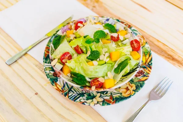Aprenda a fazer saladas deliciosas que valem por uma refeição