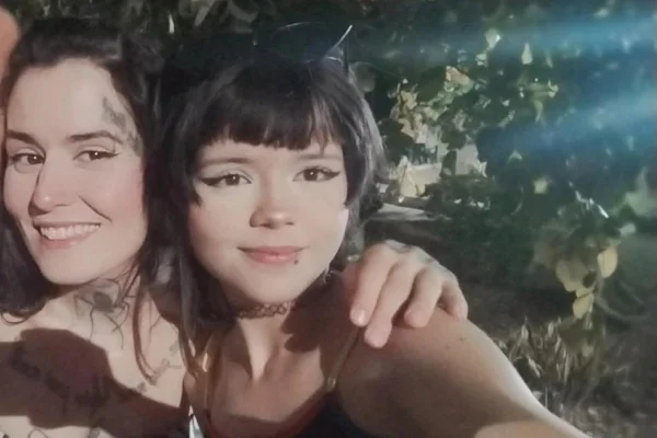 Imagem colorida de adolescente de 15 anos ao lado da mãe. Metrópoles