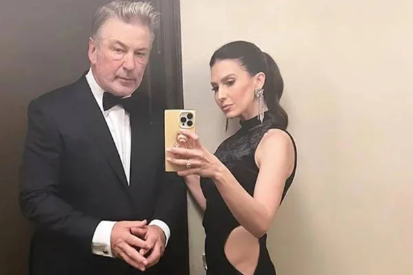 Mulher de Alec Baldwin desabafa após ator ser acusado por homicídio