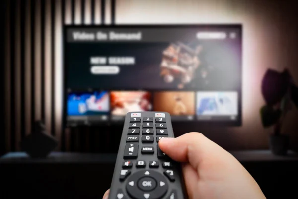 Foto colorida de TV e controle - Metrópoles