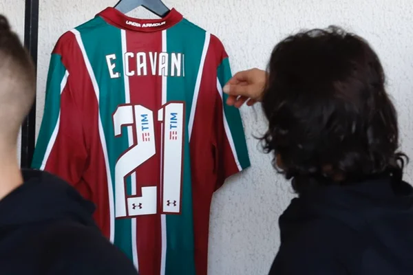 Delegação uruguaia treina no CT do Fluminense e ganha camisas