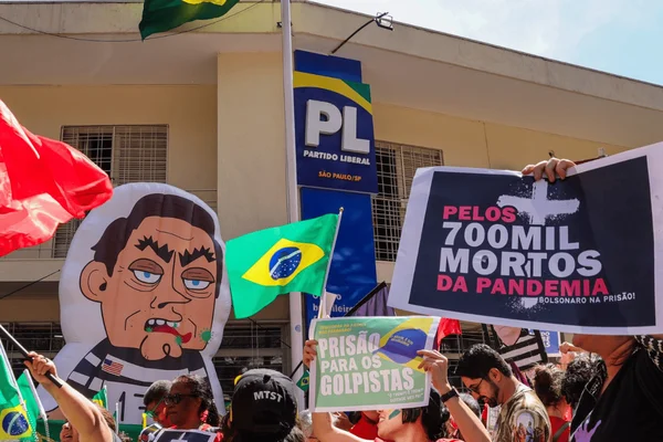 Imagem colorida de protestantes segurando cartazes contra Jair Bolsonaro - Metrópoles
