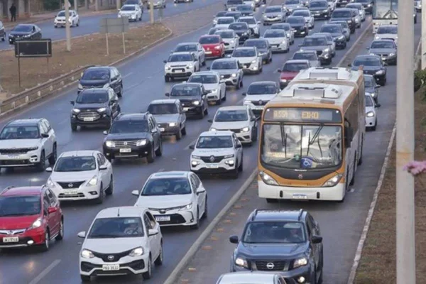 Carros e ônibus - Metrópoles