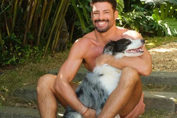 Foto colorida de Shakira e o ator Cauã Reymond - Metrópoles