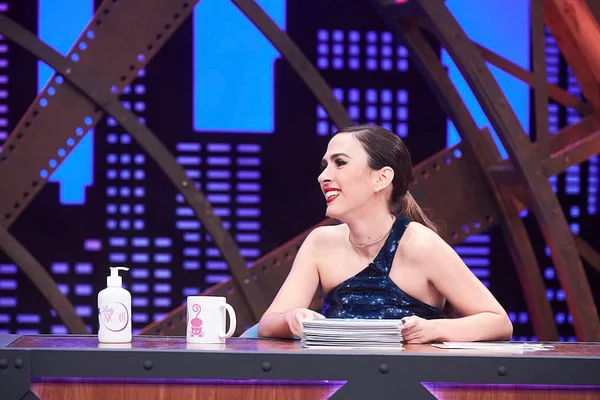 Tatá Werneck, de perfil, no cenário do Lady Night - Metrópoles