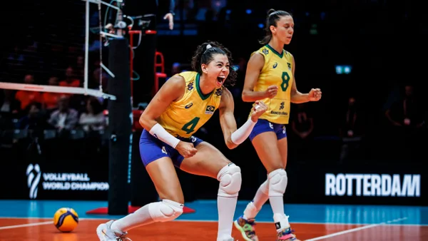 Seleção Brasileira de vôlei feminino comemorando ponto - Metrópoles