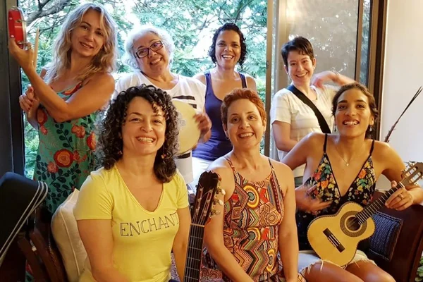 Brasiliense Clarice Veras se inspira em crise para criar música