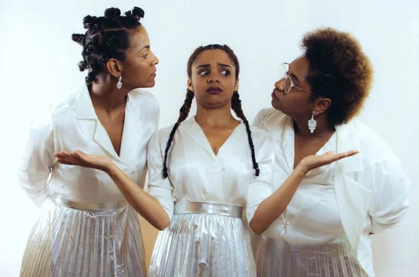 Grupo Embaraça apresenta Deus como uma mulher negra em “Ramal 003”