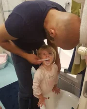 Luca resolveu adotar Alba quando ela tinha apenas 13 dias de vida Luca resolveu adotar Alba quando ela tinha apenas 13 dias de vida