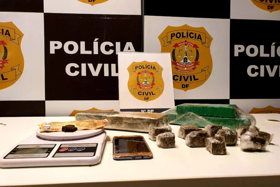 Além disso, dois adultos foram autuados Além disso, dois adultos foram autuados