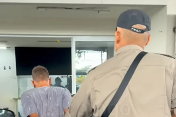 Imagem colorida mostra homem que ligou para polícia e pediu ajuda após ser autor de um furto - Metrópoles