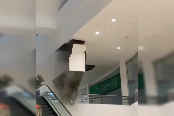 Imagem colorida, teto aberto em shopping - Metrópoles