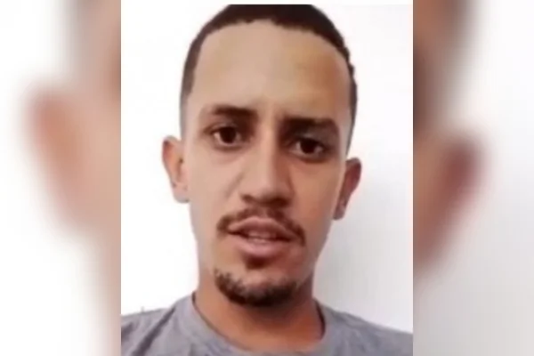 Padrasto é procurado por torturar criança com fio de energia