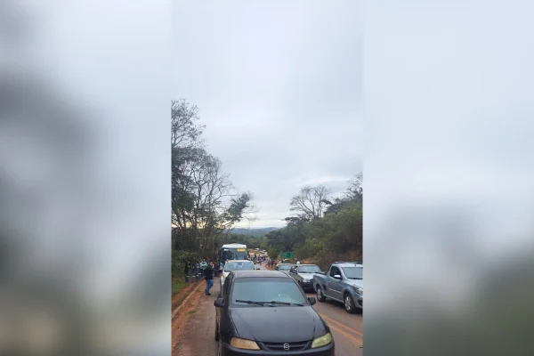 Moradores protestam contra mineradora por acionamento de sirenes em MG - destaque galeria