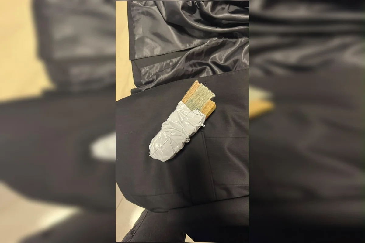 O valor encontrado no bolso do terno não foi divulgado O valor encontrado no bolso do terno não foi divulgado