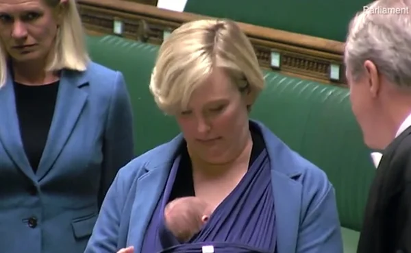 Deputadas tomam posse na Inglaterra segurando filhas no sling