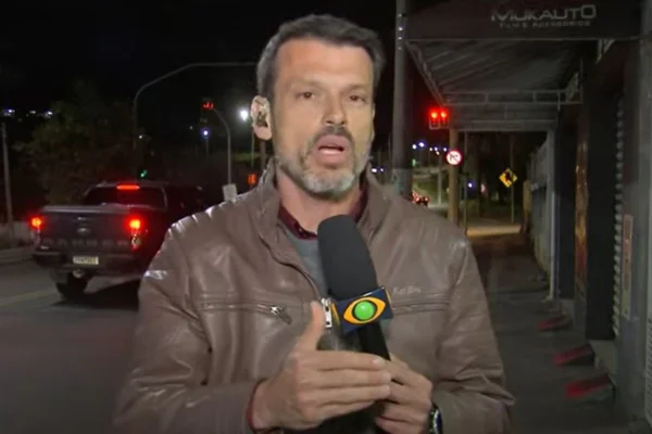 Imagem colorida mostra o repórter Lucas Martins, da Band